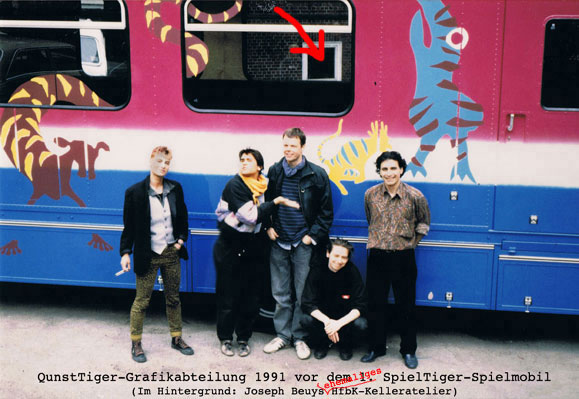 Die QunstTiger - Grafikgruppe 1991 vor dem ehemaligen Kelleratelier von Joseph Beuys